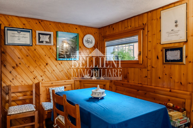 ZONA PISCINE - In una tranquilla zona residenziale, proponiamo in vendita una porzione di bifamil...