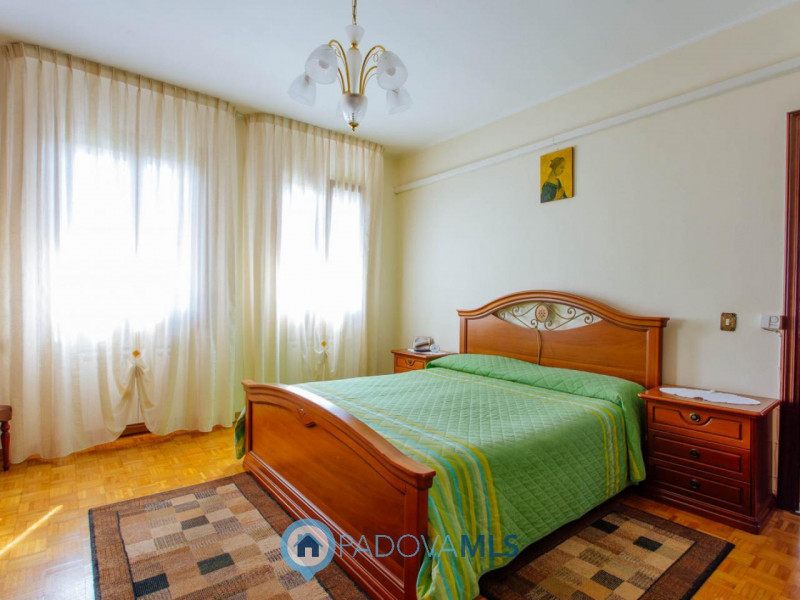 Immobile in esclusiva al Gruppo Padova MLS
Vendesi abitazione singola con ampio giardino in comun...