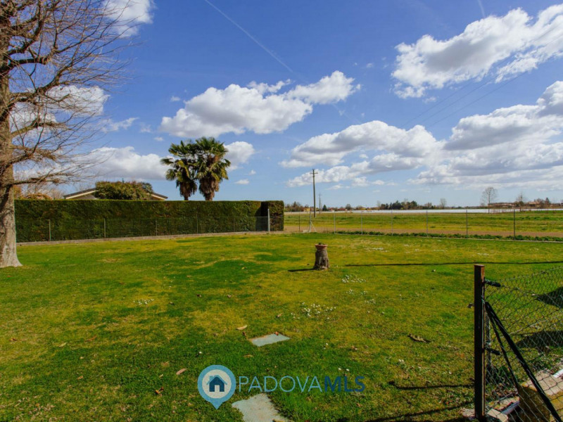 Immobile in esclusiva al Gruppo Padova MLS
Vendesi abitazione singola con ampio giardino in comun...