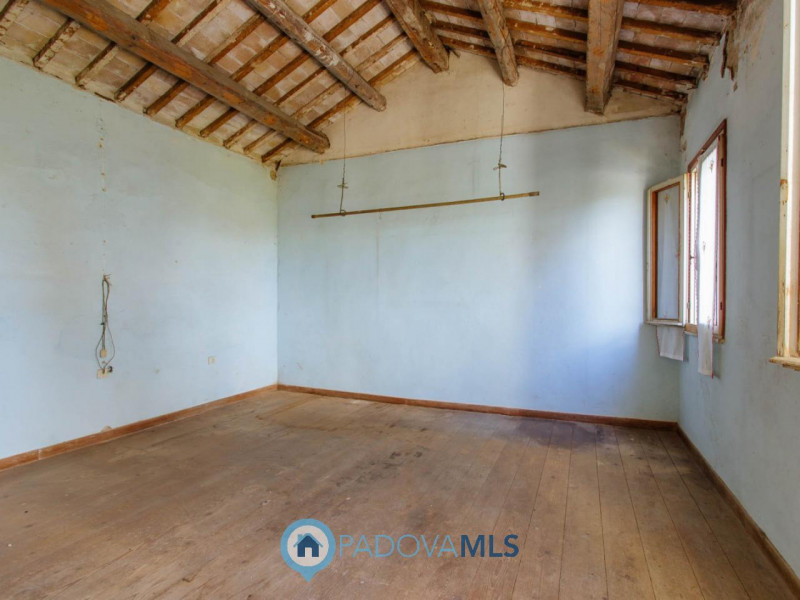 Immobile in esclusiva al Gruppo Padova MLS
Vendesi abitazione singola con ampio giardino in comun...