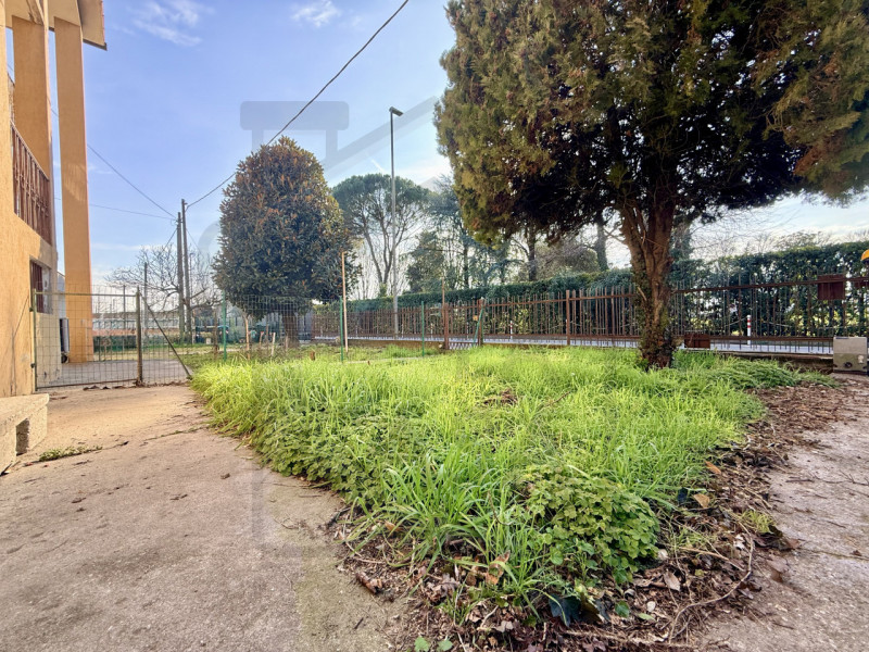 ABANO TERME - In una delle zone residenziali più tranquille e verdi di Abano Terme, nella frazion...