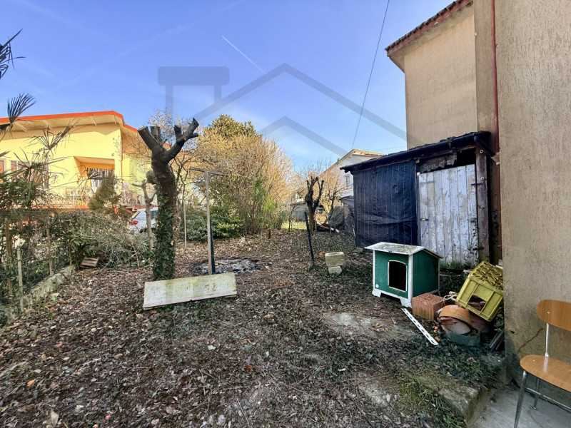 ABANO TERME - In una delle zone residenziali più tranquille e verdi di Abano Terme, nella frazion...