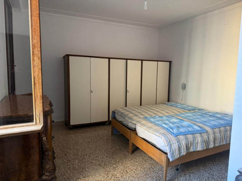 Affittasi appartamento in porta sola, composto da: cucina, soggiorno, due camere, un bagno, più l...