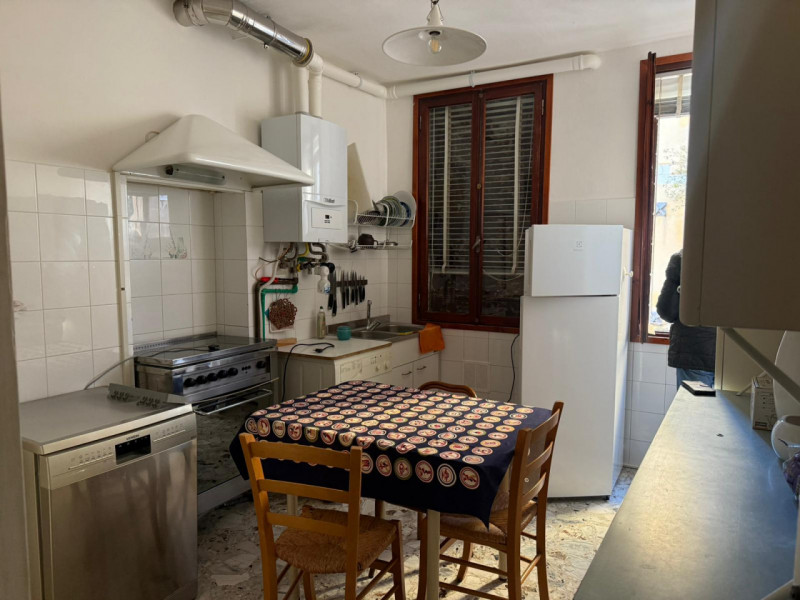 Affittasi appartamento in porta sola, composto da: cucina, soggiorno, due camere, un bagno, più l...