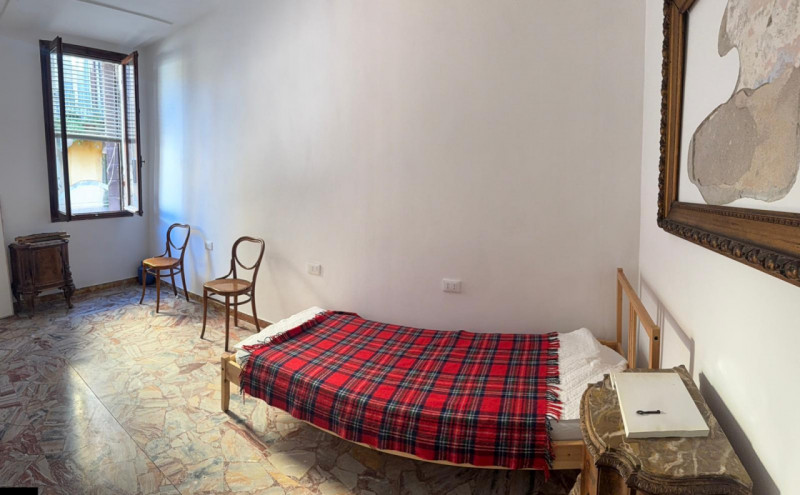 Affittasi appartamento in porta sola, composto da: cucina, soggiorno, due camere, un bagno, più l...