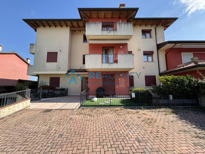 Ti presentiamo un elegante appartamento situato al primo piano di un contesto residenziale tranqu...