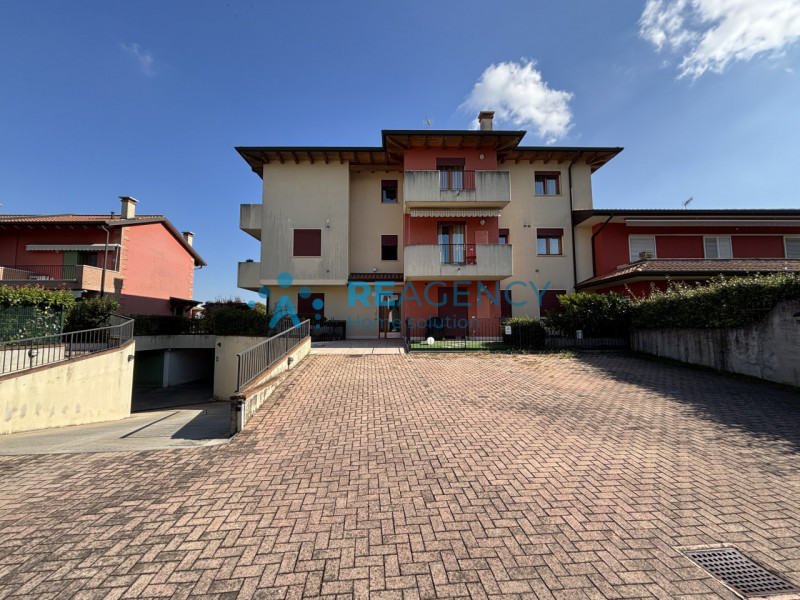 Ti presentiamo un elegante appartamento situato al primo piano di un contesto residenziale tranqu...