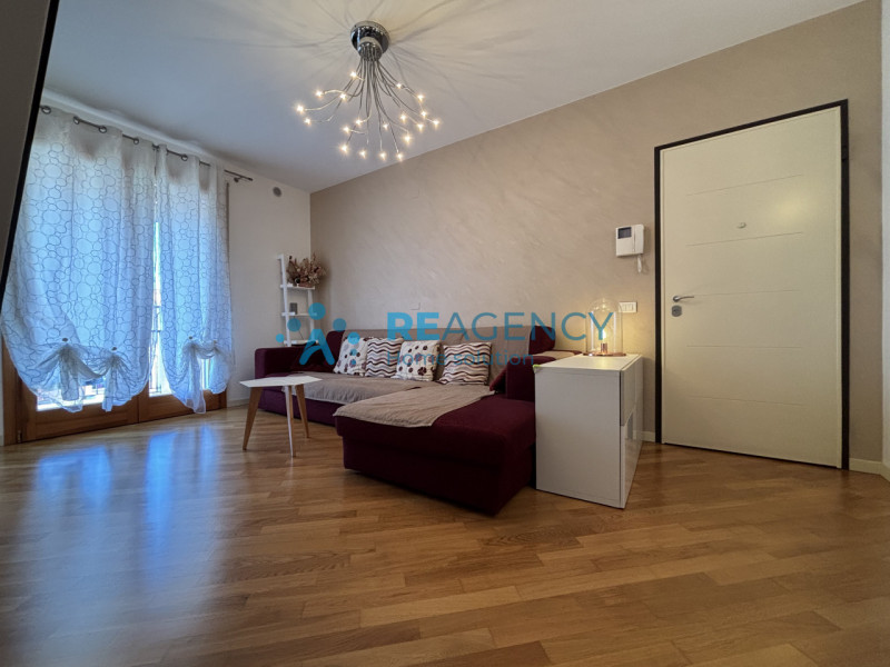 Ti presentiamo un elegante appartamento situato al primo piano di un contesto residenziale tranqu...