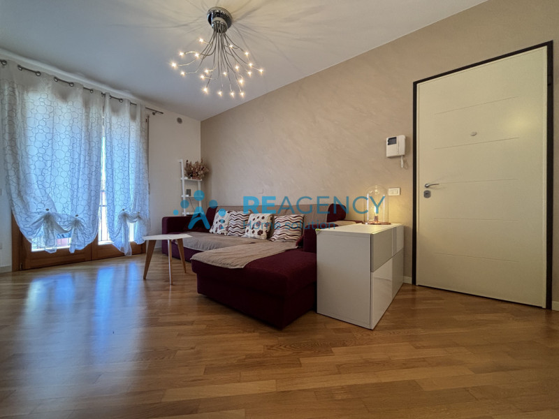 Ti presentiamo un elegante appartamento situato al primo piano di un contesto residenziale tranqu...