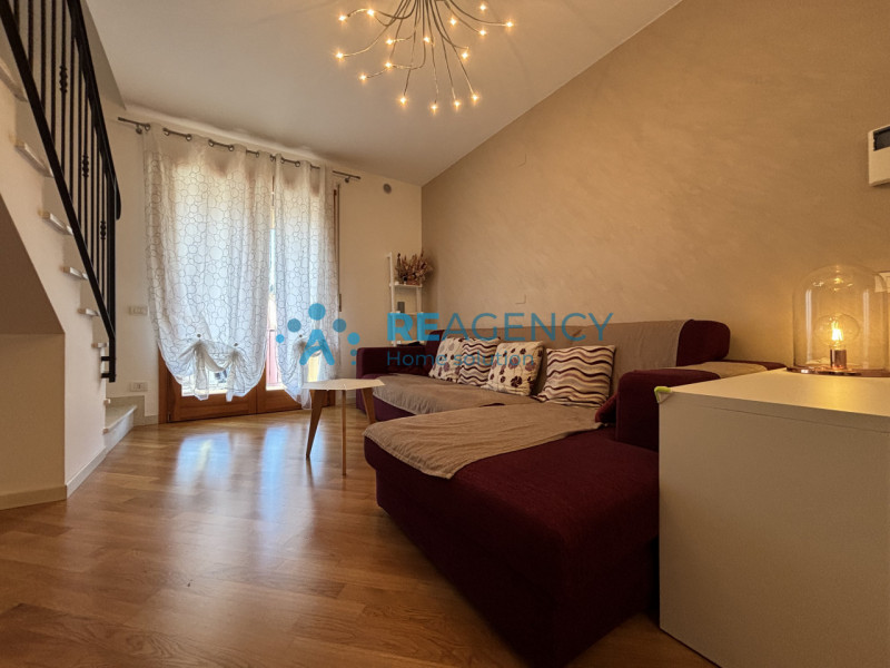 Ti presentiamo un elegante appartamento situato al primo piano di un contesto residenziale tranqu...