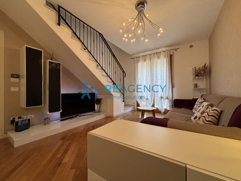 Ti presentiamo un elegante appartamento situato al primo piano di un contesto residenziale tranqu...