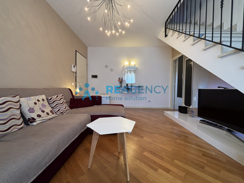 Ti presentiamo un elegante appartamento situato al primo piano di un contesto residenziale tranqu...