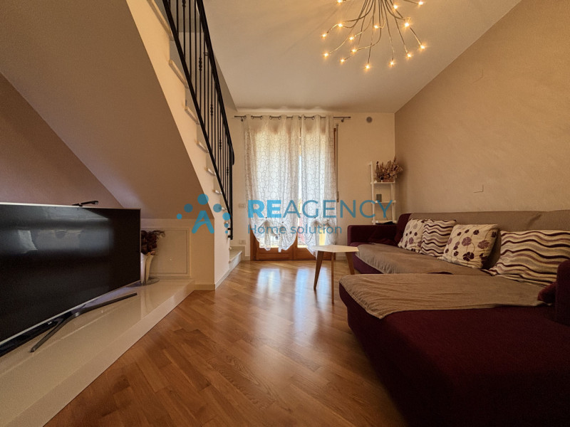 Ti presentiamo un elegante appartamento situato al primo piano di un contesto residenziale tranqu...