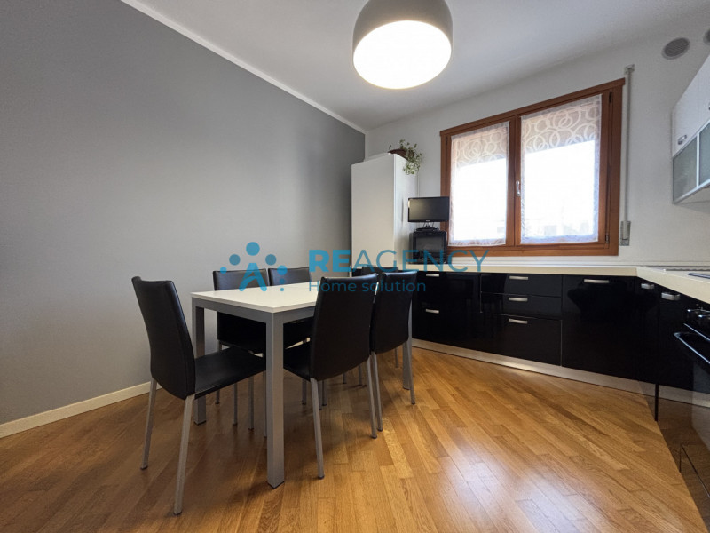 Ti presentiamo un elegante appartamento situato al primo piano di un contesto residenziale tranqu...