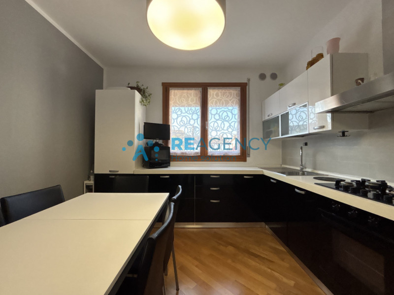 Ti presentiamo un elegante appartamento situato al primo piano di un contesto residenziale tranqu...