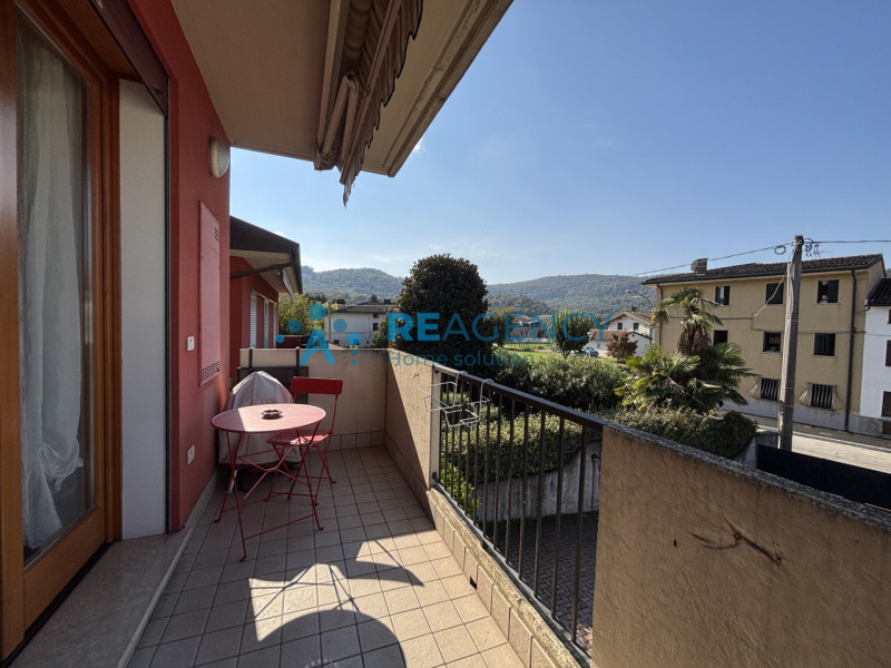 Ti presentiamo un elegante appartamento situato al primo piano di un contesto residenziale tranqu...