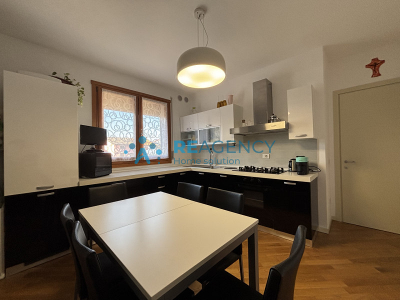 Ti presentiamo un elegante appartamento situato al primo piano di un contesto residenziale tranqu...