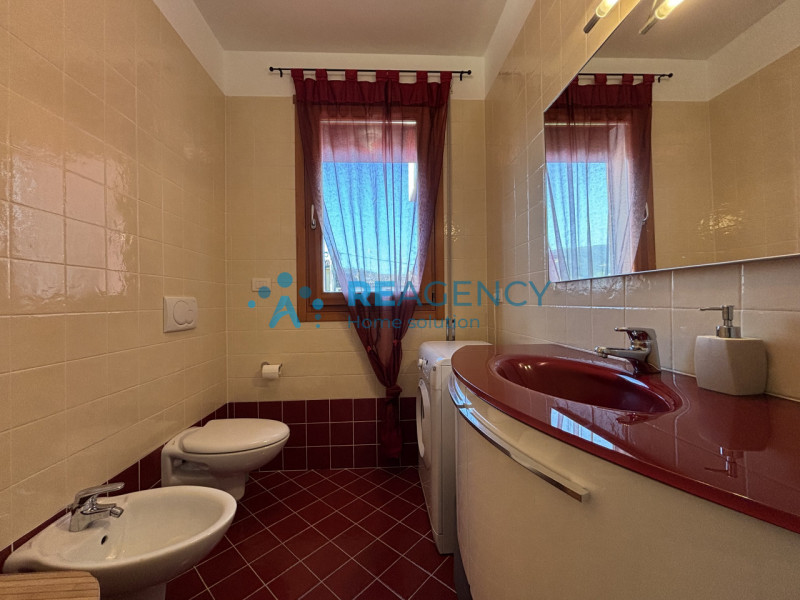 Ti presentiamo un elegante appartamento situato al primo piano di un contesto residenziale tranqu...