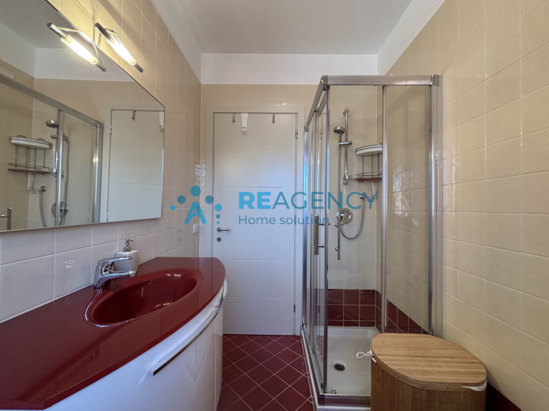 Ti presentiamo un elegante appartamento situato al primo piano di un contesto residenziale tranqu...