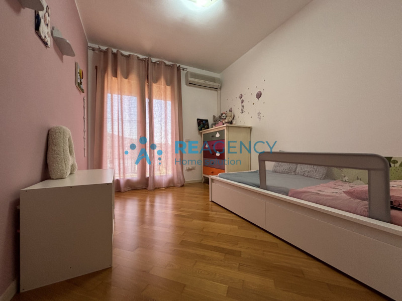 Ti presentiamo un elegante appartamento situato al primo piano di un contesto residenziale tranqu...