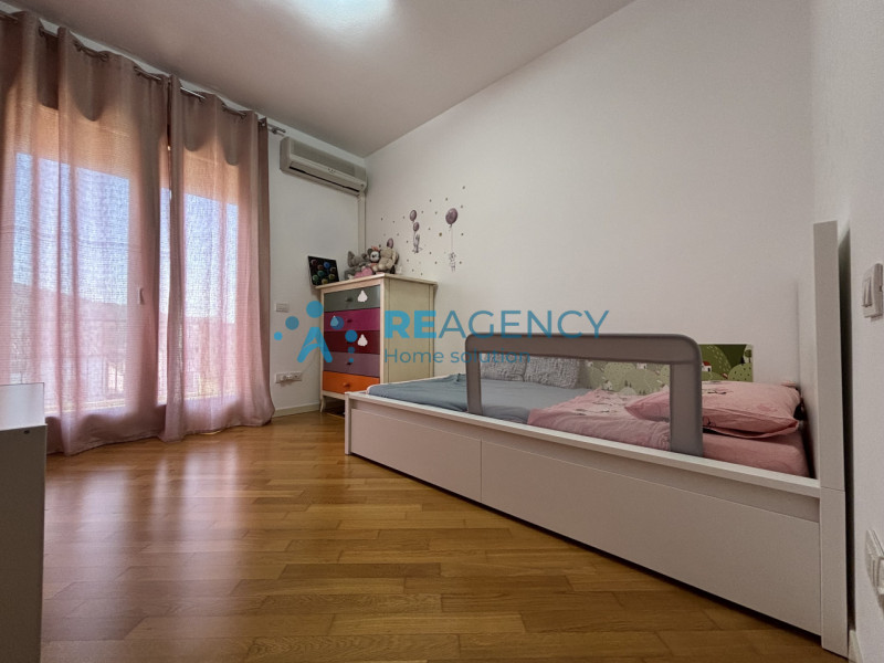 Ti presentiamo un elegante appartamento situato al primo piano di un contesto residenziale tranqu...