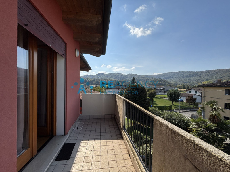 Ti presentiamo un elegante appartamento situato al primo piano di un contesto residenziale tranqu...