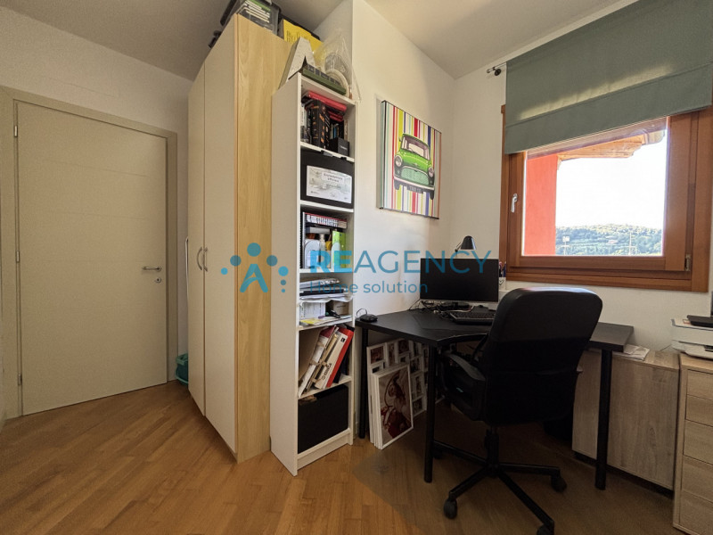 Ti presentiamo un elegante appartamento situato al primo piano di un contesto residenziale tranqu...