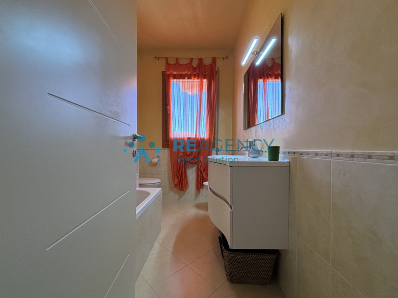 Ti presentiamo un elegante appartamento situato al primo piano di un contesto residenziale tranqu...