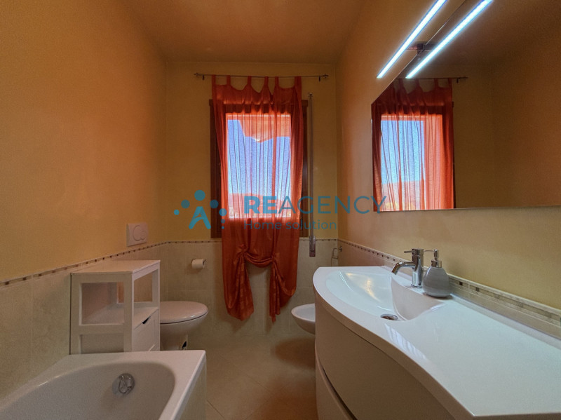 Ti presentiamo un elegante appartamento situato al primo piano di un contesto residenziale tranqu...