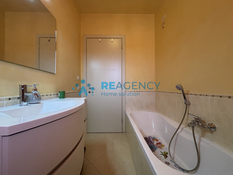 Ti presentiamo un elegante appartamento situato al primo piano di un contesto residenziale tranqu...