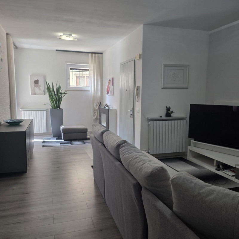 Sarego: in piccolo contesto di solo 6 unità vendesi ampio e luminoso appartamento recentemente ri...