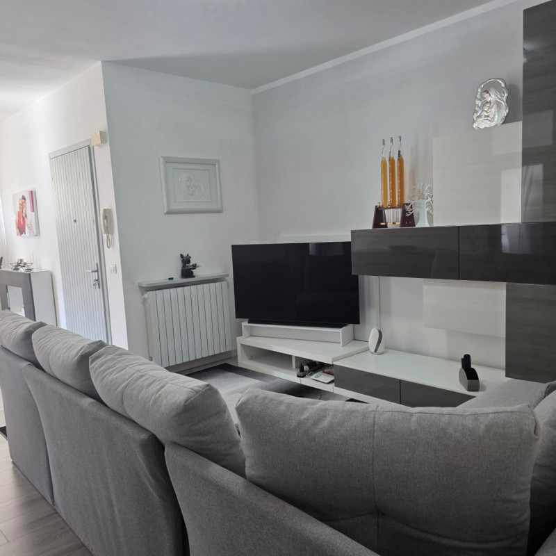 Sarego: in piccolo contesto di solo 6 unità vendesi ampio e luminoso appartamento recentemente ri...