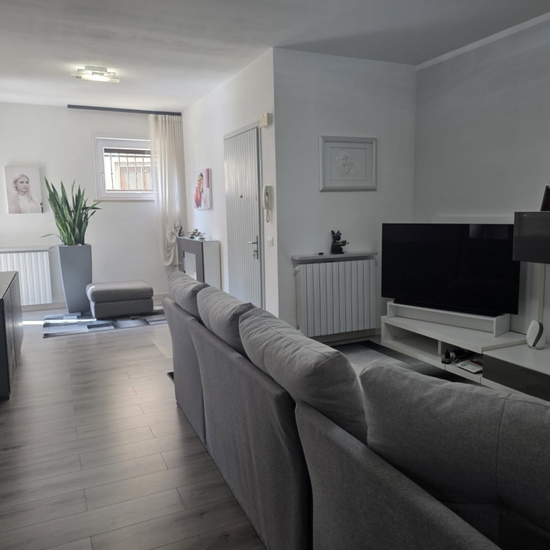 Sarego: in piccolo contesto di solo 6 unità vendesi ampio e luminoso appartamento recentemente ri...