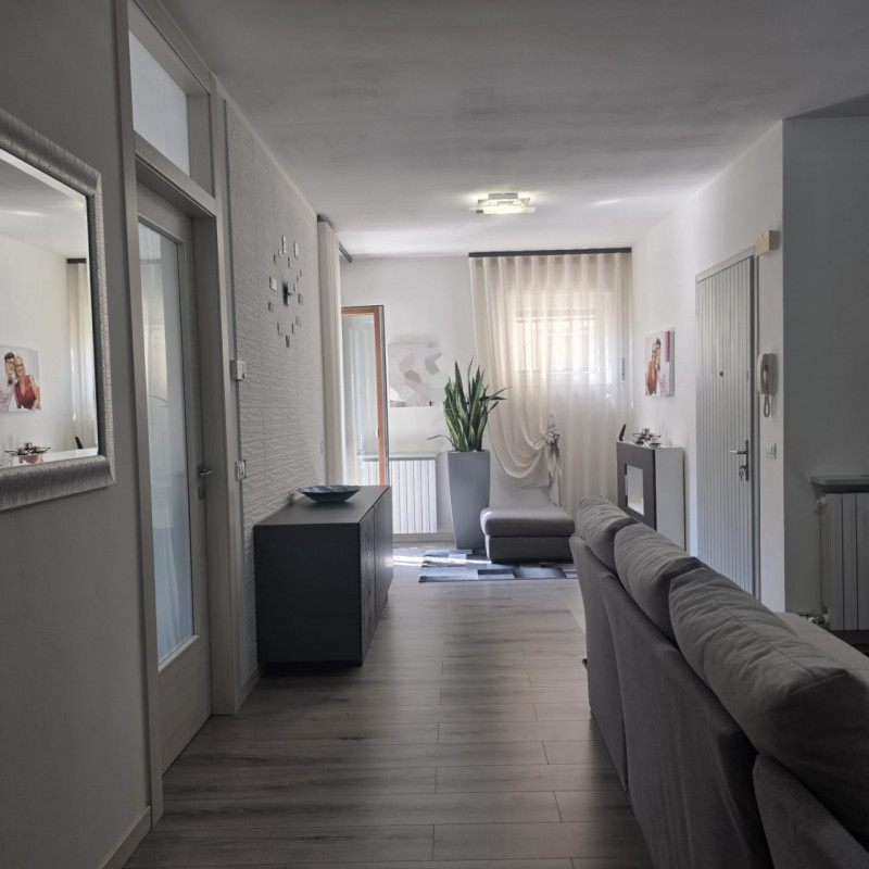 Sarego: in piccolo contesto di solo 6 unità vendesi ampio e luminoso appartamento recentemente ri...