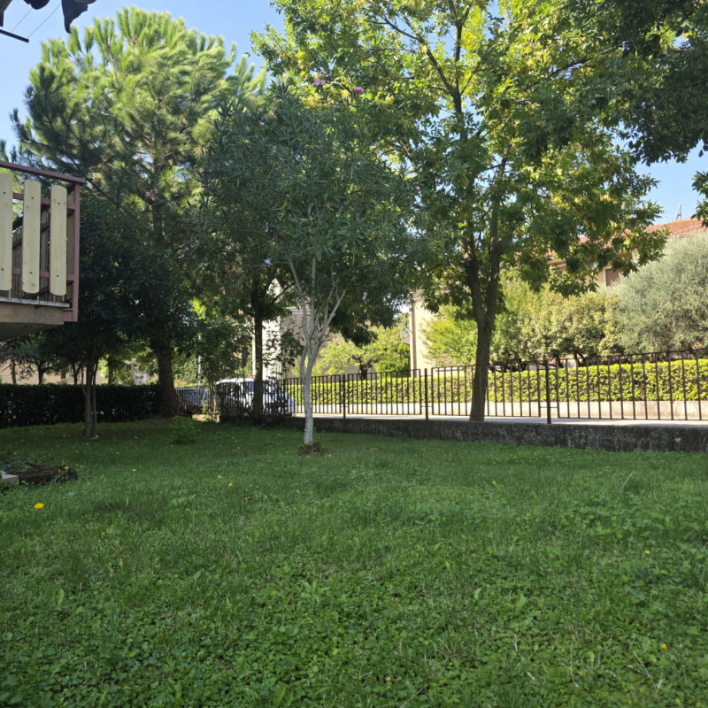 Sarego: in piccolo contesto di solo 6 unità vendesi ampio e luminoso appartamento recentemente ri...