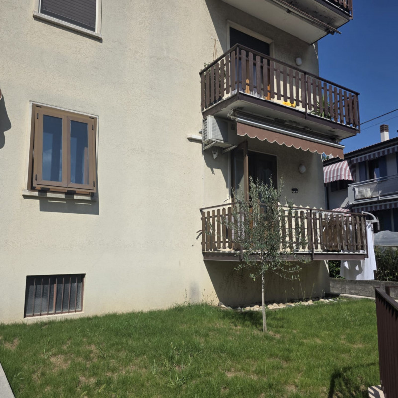 Sarego: in piccolo contesto di solo 6 unità vendesi ampio e luminoso appartamento recentemente ri...