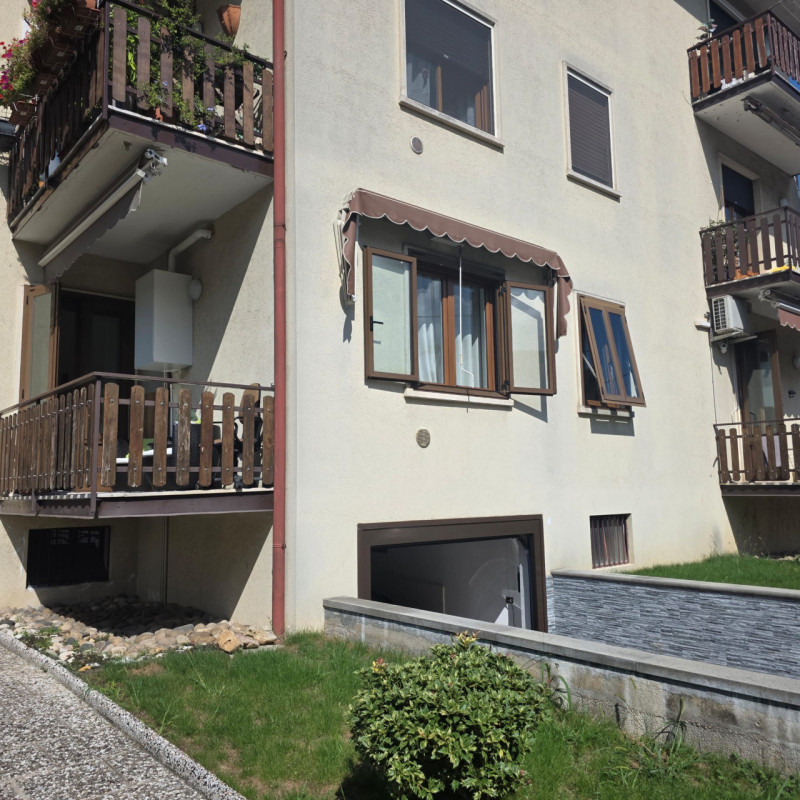 Sarego: in piccolo contesto di solo 6 unità vendesi ampio e luminoso appartamento recentemente ri...