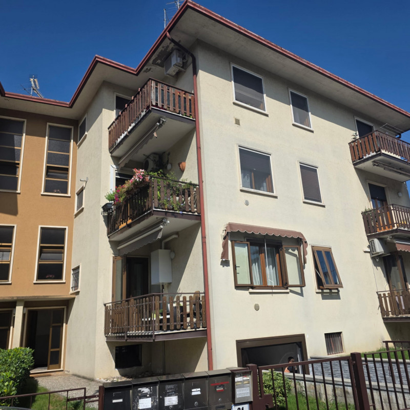 Sarego: in piccolo contesto di solo 6 unità vendesi ampio e luminoso appartamento recentemente ri...