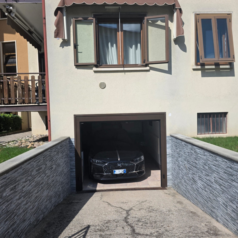 Sarego: in piccolo contesto di solo 6 unità vendesi ampio e luminoso appartamento recentemente ri...