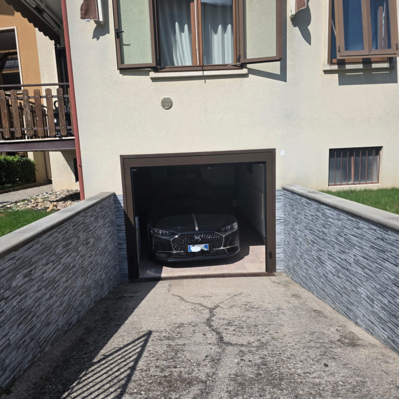 Sarego: in piccolo contesto di solo 6 unità vendesi ampio e luminoso appartamento recentemente ri...