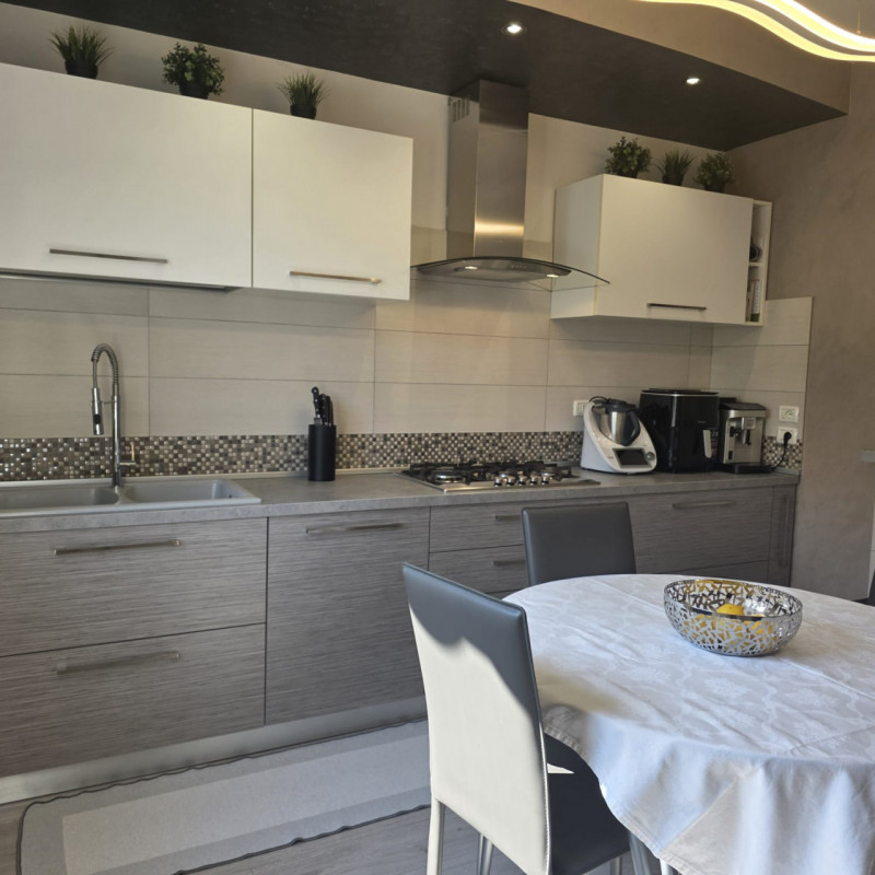 Sarego: in piccolo contesto di solo 6 unità vendesi ampio e luminoso appartamento recentemente ri...