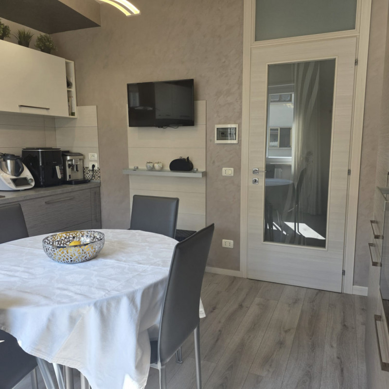 Sarego: in piccolo contesto di solo 6 unità vendesi ampio e luminoso appartamento recentemente ri...