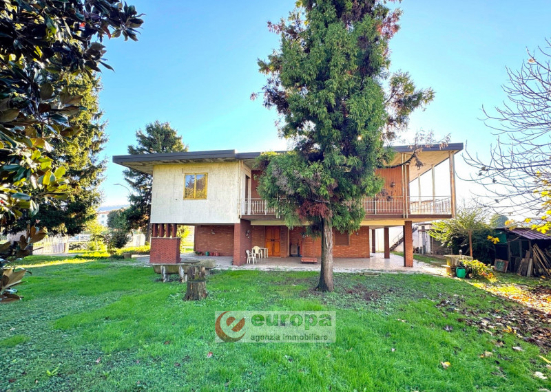 ALTE DI MONTECCHIO MAGGIORE: Proponiamo in vendita, abitazione unifamiliare con parco alberato co...