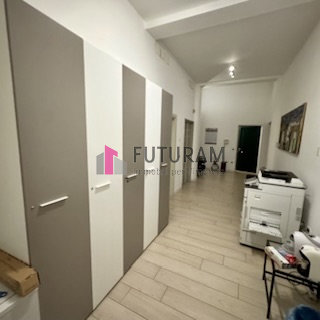RIF: 102NM - PADOVA - PER INFO 340 335 8378 - 0444/310220

propongo in affitto un ufficio direzio...