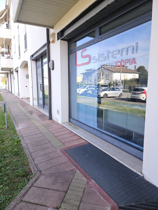 Scopri questa straordinaria opportunità di investimento nel cuore di Noventa Vicentina! Proponiam...