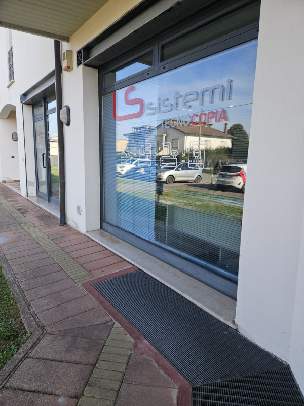 Scopri questa straordinaria opportunità di investimento nel cuore di Noventa Vicentina! Proponiam...