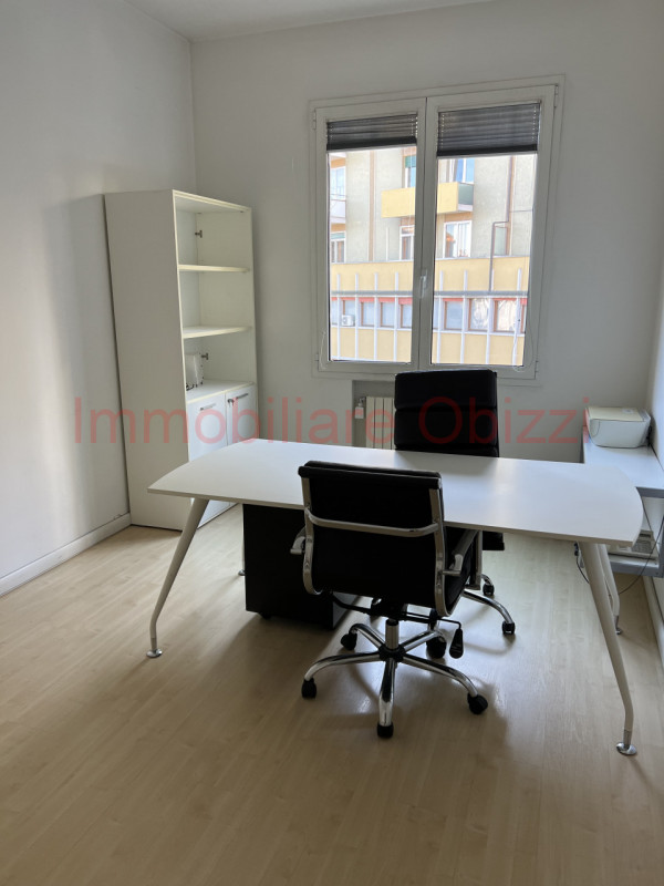 PADOVA - Zona Tribunale - Proponiamo in vendita ufficio al terzo piano servito da ascensore compo...