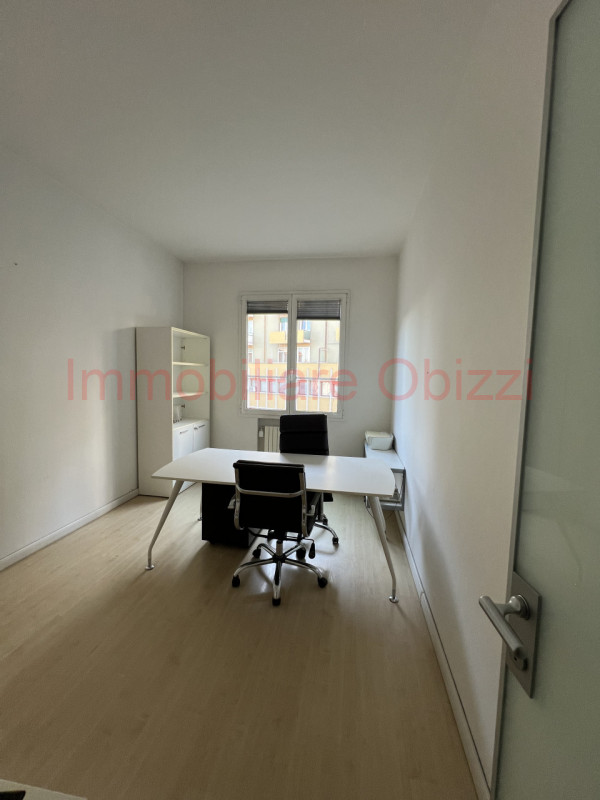 PADOVA - Zona Tribunale - Proponiamo in vendita ufficio al terzo piano servito da ascensore compo...