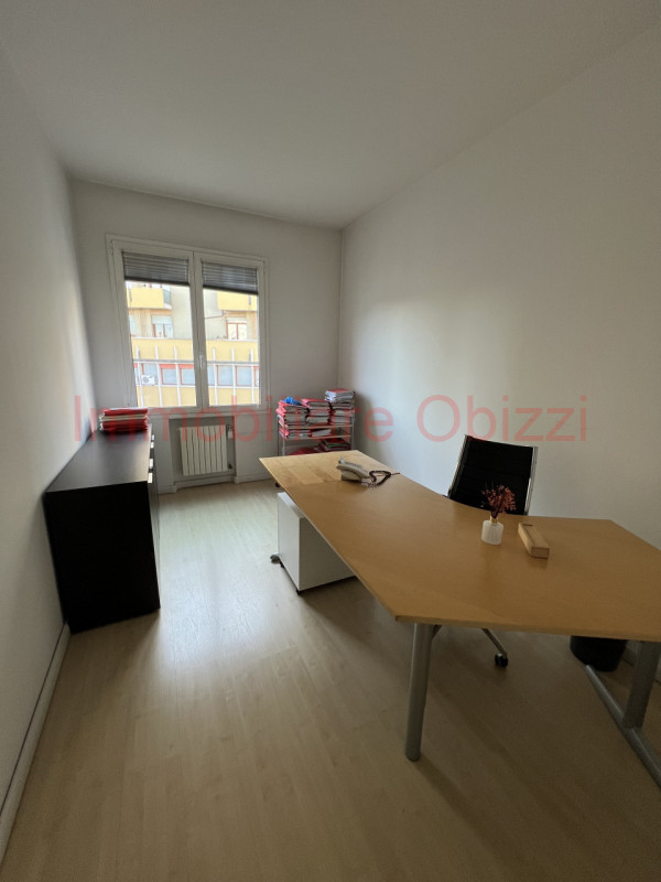 PADOVA - Zona Tribunale - Proponiamo in vendita ufficio al terzo piano servito da ascensore compo...