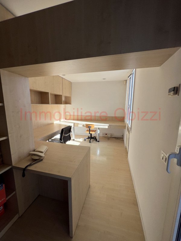 PADOVA - Zona Tribunale - Proponiamo in vendita ufficio al terzo piano servito da ascensore compo...